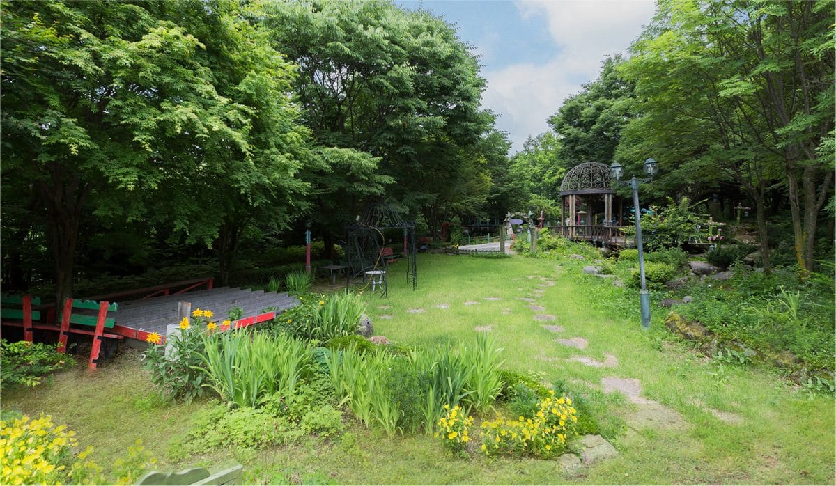 펜션 정원의 산책로와 계절 꽃
