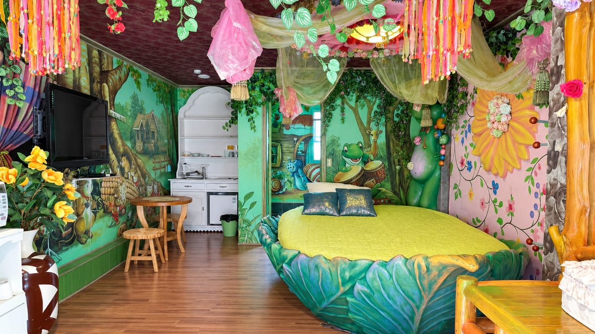 Keroro's Day — A green jungle room with a spa